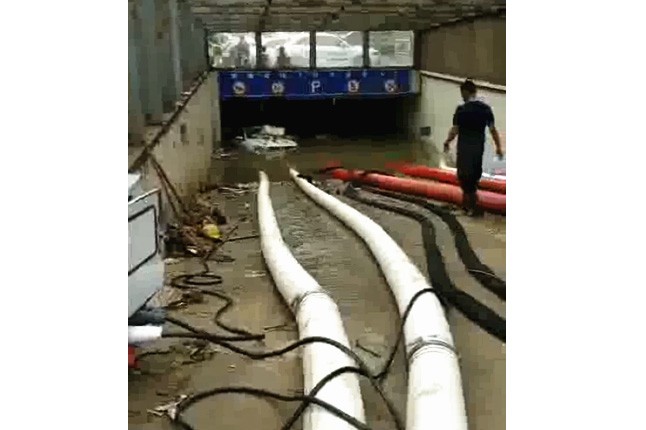 二環(huán)支路沙口路，山東消防兩臺，我們?nèi)_潛水泵同時運行，一切正常了